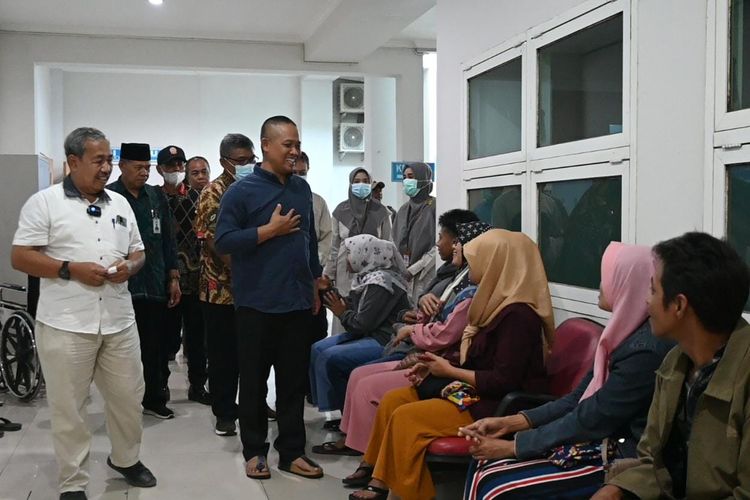 Bupati Kebumen Arif Sugiyanto menjenguk korban truk maut yang dirawat di RS PKU Muhamamdiyah Gombong dan RS Purbowangi, Kamis (31/8/2023) sore.