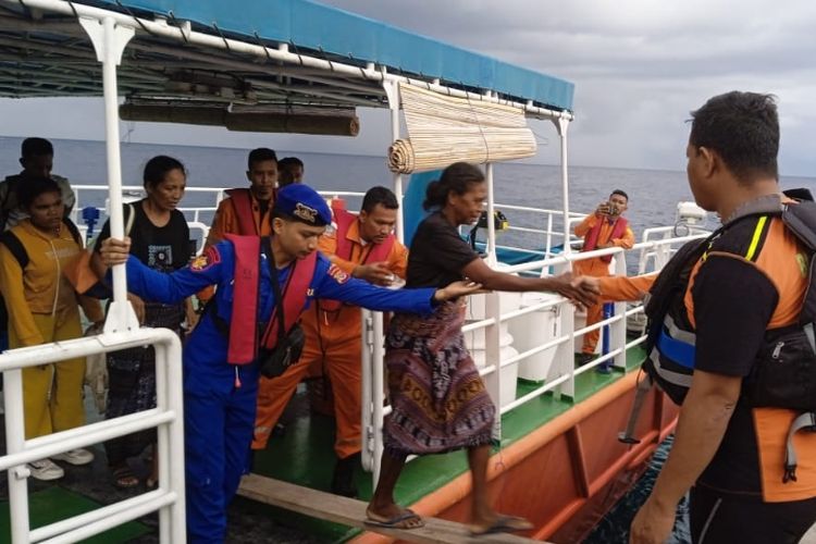 Tim SAR gabungan mengevakuasi 19 penumpang kapal KM Rokatenda Express yang mati mesin di perairan Dondo, Kabupaten Ende, Nusa Tenggara Timur (NTT), Senin (11/12/2023) sore. 