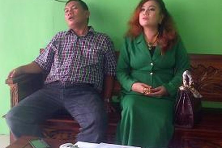 Hj. Siti Tarwiyah (Wiwi) didampingi kakaknya, melaporkan penyidik KPK karena dituding sebagai isteri simpanan Fuad Amin, saat diperiksa sebagai saksi perkara TPPU Ketua DPRD Bangkalan, Fuad Amin Imron.