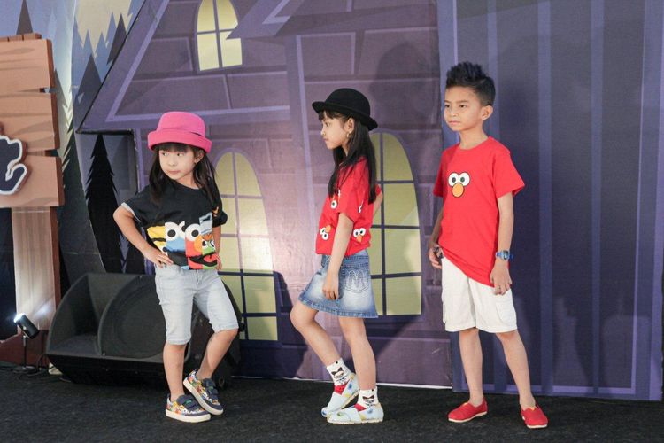 Fashion show koleksi kolaborasi Wakai Kids dan Sesame Street di Cibubur (25/10).