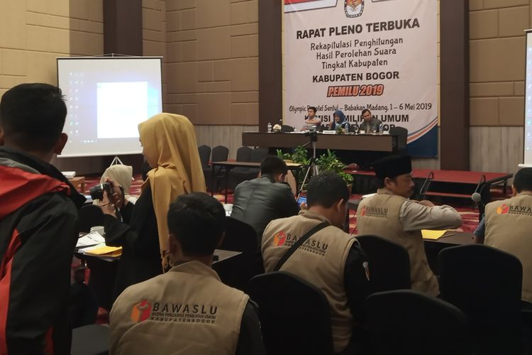 Suasana rapat pleno terbuka rekapitulasi perhitungan hasil perolehan suara tingkat Kabupaten Bogor, di Hotel Olimpic Renotel, Cibinong, Selasa (7/5/2019).