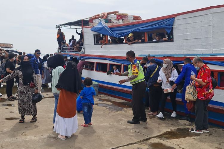 Proses evakuasi 140 penumpang KM Bina Karya tujuan Pulau Pramuka yang mengalami masalah kemudi pada Rabu (4/5/2022) pagi di sekitar Pulau G.
