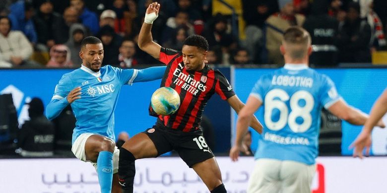 Christopher Nkunku dibayangi Juan Jesus dalam pertandingan semifinal Piala Super Italia antara SCC Napoli dan AC Milan di Stadion Universitas King Saud di Riyadh pada 18 Desember 2025. (Foto oleh Fayez Nureldine / AFP)
