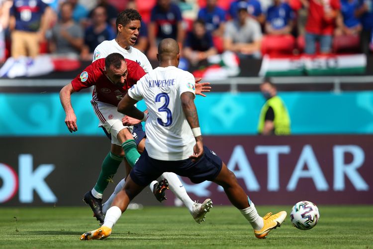 Attila Fiola lepas dari penjagaan Raphael Varane dan Presnel Kimpembe dalam laga Grup F Euro 2020 antara Hongaria vs Perancis di Puskas Arena pada 19 Juni 2021.