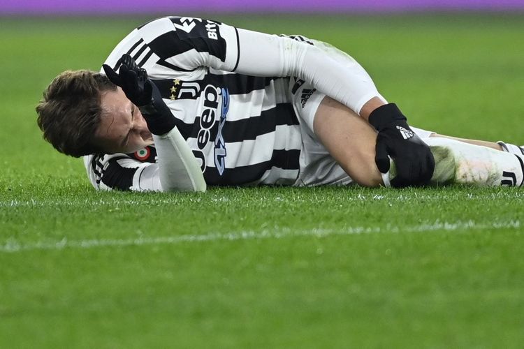 Sayap Juventus Federico Chiesa meringis kesakitan setelah ditekel pemain AS Roma pada laga pekan ke-21 Liga Italia 2021-2022 di Stadion Olimpico, Roma, 10 Januari 2021.