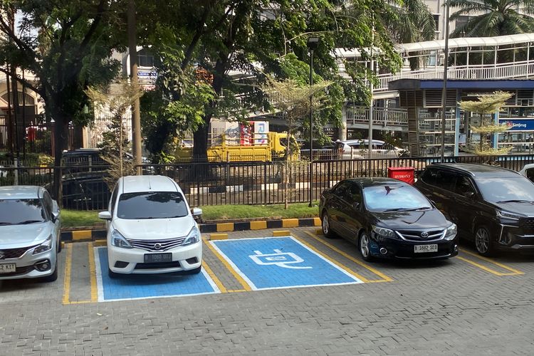 Parkiran untuk kendaraan listrik di Mazda Head Quarter