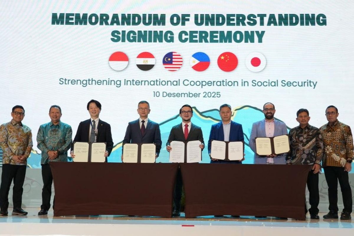 Sesi penandatanganan nota kesepahaman (MoU) dengan enam negara mitra dalam The First Indonesian Healthcare Anti Fraud Forum (INAHAFF) Conference 2025. 