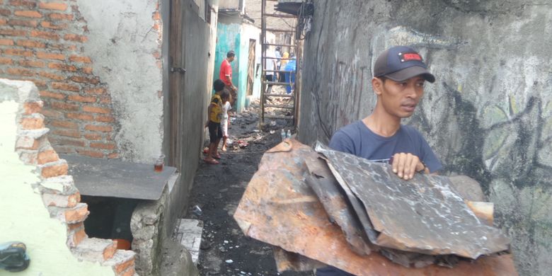 Warga korban kebakaran di Pasar Gaplok, Senen, Jakarta Pusat mengumpulkan sejumlah barang yang masih bisa dijual. Kebakaran yang menghanguskan 41 rumah itu terjadi pada Sabtu (8/7/2017)