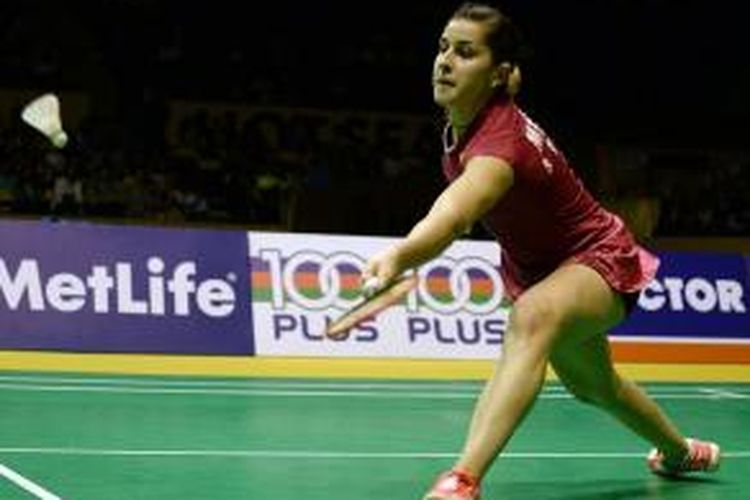 Pebulu tangkis Spanyol, Carolina Marin mengembalikan kok ke arah pemain Tiongkok, Li Xuerui, pada laga final Malaysia Terbuka di Putra Stadium, Bukit Jalil, Minggu (5/4/2015). Marin menang 19-21, 21-19, 21-17.