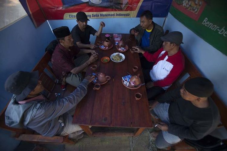 'Nyipok' moci sambil ndopok adalah istilah kegiatan kuliner warga Tegal ketika berkumpul bersama keluarga dan sahabat sambil menikmati teh wangi dalam poci dengan kudapan. (Teh Tjatoet) 