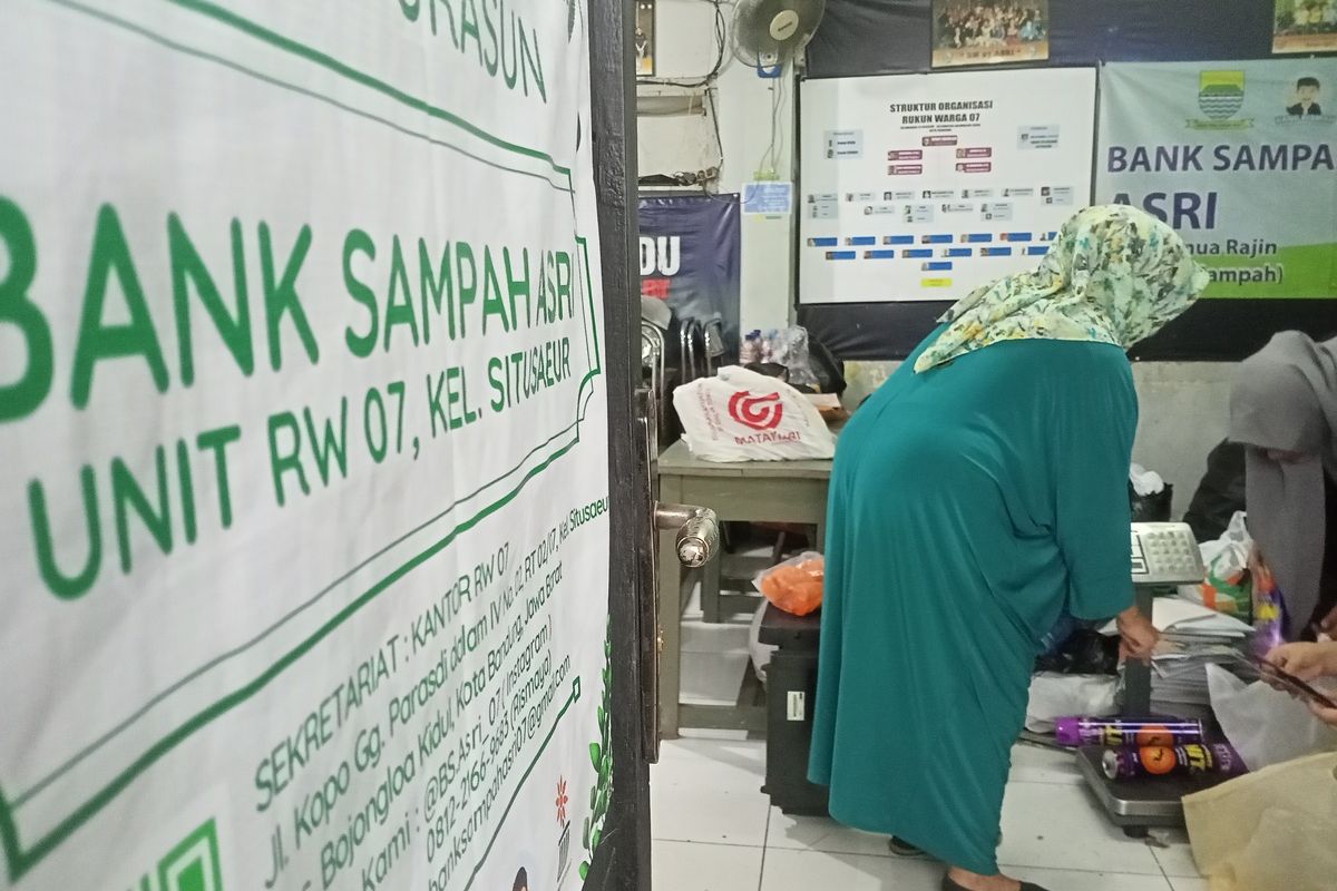 Bank Sampah ASRI yang berada di Jalan Kopo, Gang Parasdi Dalam IV RT 02 RW 07 Kelurahan Situsaeur, Kecamatan Bojongloa Kidul, Kota Bandung, Jawa Barat berhasil kurangi produktifitas sampah sebanyak 1 ton