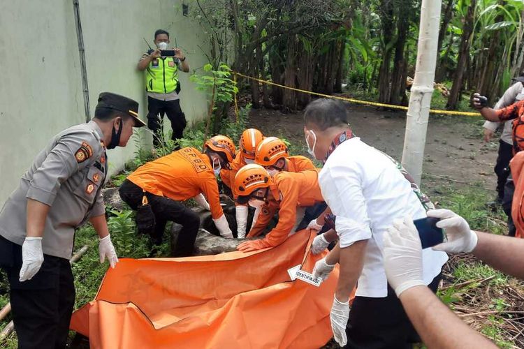 Petugas dari BPBD, saat melakukan evakuasi mayat di dalam sumur. KOMPAS.COM/DOK. BPBD KENDAL