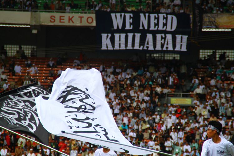 Ribuan umat Islam yang tergabung dalam Hizbut Tahrir Indonesia (HTI) hadir di Muktamar HTI di Gelora Bung Karno Jakarta, Minggu (2/6/2013). HTI mengajak seluruh umat Islam untuk kembali pada Khilafah Islamiah dan menegakkan Syariat Islam.