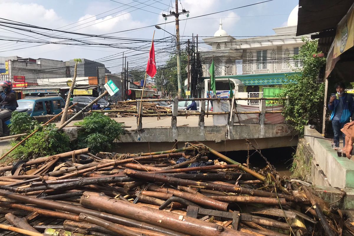 Tumpukan batang bambu yang berhasil dievakuasi dari aliran Kali Licin, Mampang  Pancoran Mas, Depok pada Senin (25/7/2022).