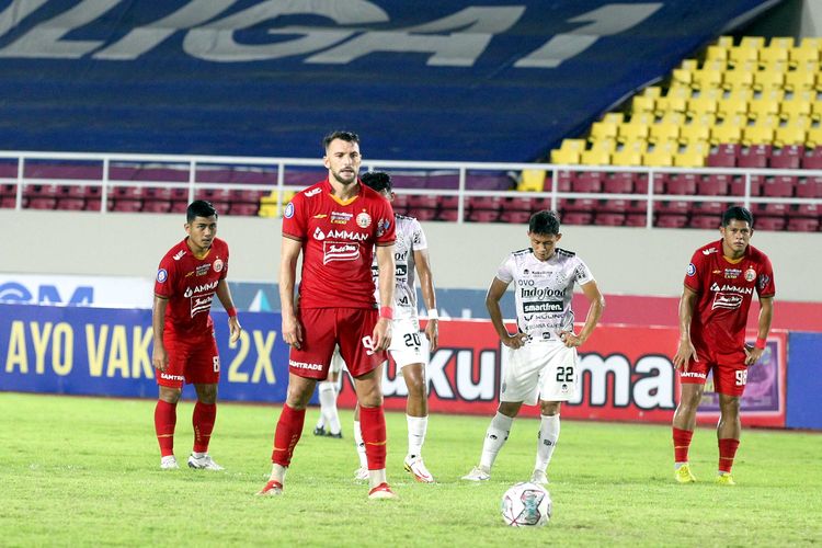 Pemain Persija Jakarta Marko Simic bersiap untuk melakukan tendangan penalti pada pertandingan pekan 13 Liga 1 2021-2022 melawan Bali United yang berakhir dengan skor 0-1 di Stadion Manahan Solo, Kamis (25/11/2021) malam.