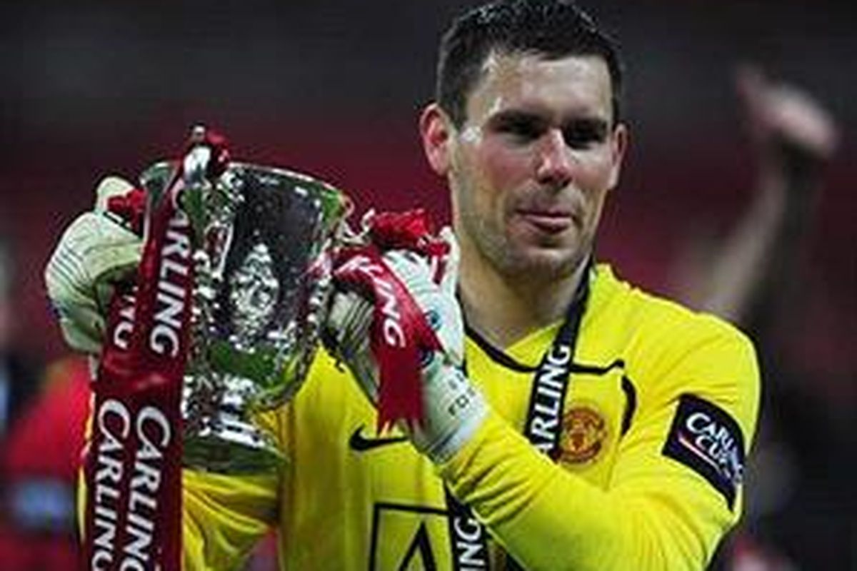 Kiper Manchester United, Ben Foster berpose dengan trofi Piala Carling yang diraihnya setelah menundukkan Tottenham Hotspur lewat adu penalti.