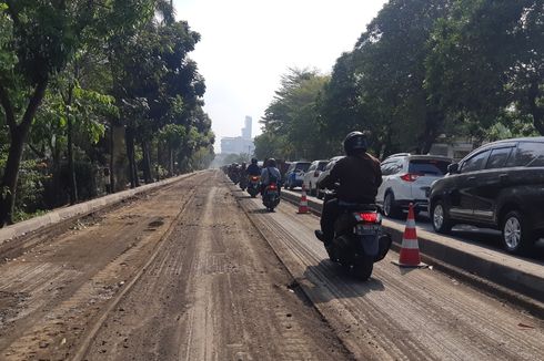 Macet akibat Satu Lajur Ditutup, Jalan Taman Aries bak Area Parkir Mobil