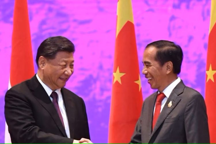 Presiden Joko Widodo menjabat tangan Presiden China Xi Jinping dalam sebuah pertemuan di Badung, Bali, pada 15 November 2022.