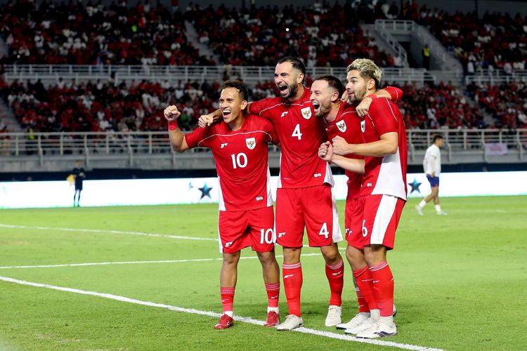 Pemain timnas indonesia Egy Maulana Vikri, Jordi Amat, Marc Klok dan Sandy Walsh selebrasi usai menjebol gawang Taiwan saat laga FIFA Matchday yang berakhir dengan skor 6-0 yang berlangsung di Stadion Gelora Bung Tomo Surabaya, Jawa Timur, Jumat (5/9/2025) malam.