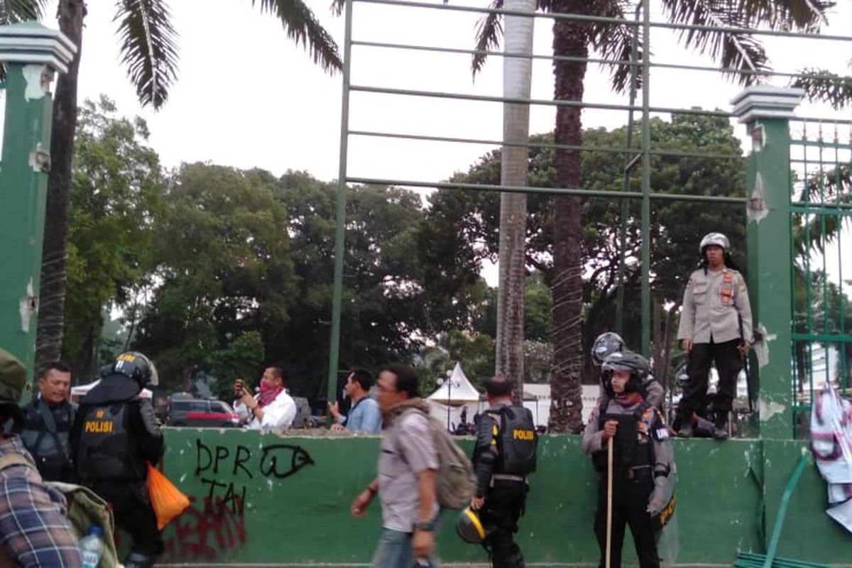 Kerusuhan pecah dalam aksi unjuk rasa mahasiswa di depan Kompleks Parlemen Senayan, Jakrta, Selasa (24/9/2019) sore.