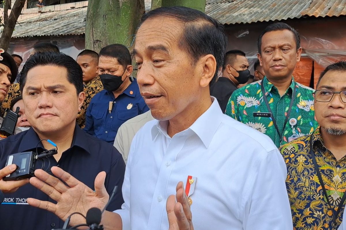 Presiden Joko Widodo memberikan keterangan pers setelah mengunjungi Pasar Minggu, Jakarta, Kamis (13/4/2023).