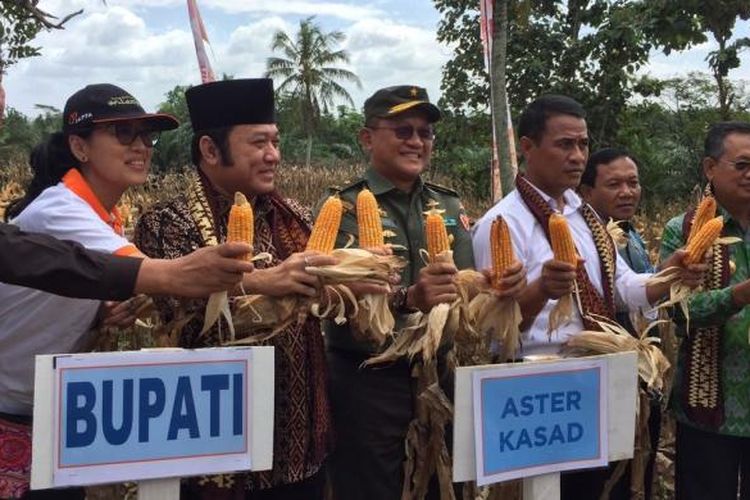 Mentan Andi Amran Sulaiman melakukan panen raya jagung di Lampung