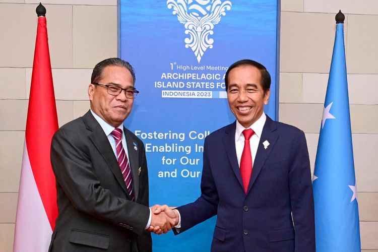 Presiden Joko Widodo saat melakukan pertemuan bilateral bersama Presiden Federasi Mikronesia, Wesley Simina, di Bali Nusa Dua Convention Center (BNDCC), Kabupaten Badung, Provinsi Bali, pada Rabu (11/10/2023).