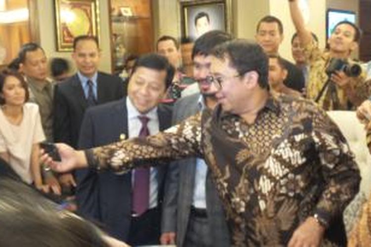 Ketua DPR Setya Novanto bersama Fadli Zon ber-selfie dengan petinju Manny Pacquiao