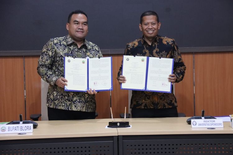 Bupati Arief Rohman dan Rektor Undip Suharnomo menandatangani kesepakatan kerja sama antara Pemkab Blora dengan Undip di Lantai 2 Gedung Rektorat Undip, Kamis (11/7/2024).  
