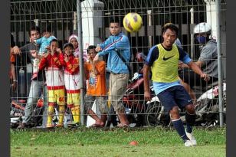 Pemain Tim nasional Indonesia Toni Sucipto berlatih di Lapangan C Senayan, Jakarta, Selasa (4/6/2013). Timnas melakukan latihan guna persiapan pertandingan uji coba melawan Timnas Belanda pada 7 Juni di Stadion Gelora Bung Karno.