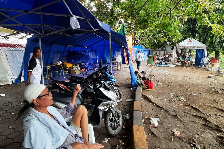 Sarita (57), salah satu korban kebakaran Pasar Gembrong, Cipinang Besar Utara, Jatinegara, Jakarta Timur, sedang duduk di depan posko pengungsian, Kamis (12/5/2022).