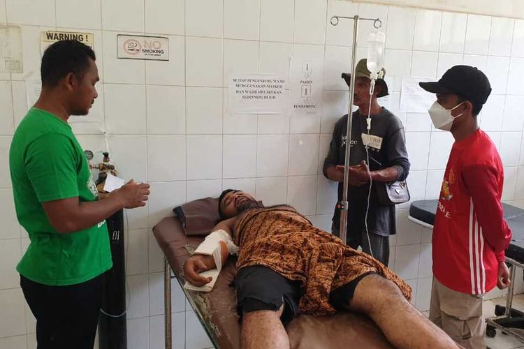 Rizky the elephant handler receiving medical treatment at Cut Meutia Hospital in North Aceh Regency, Aceh (15/6/2021)