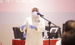 Menaker Ida Fauziyah Tinjau Langsung Pelaksanaan Vaksinasi Gotong Royong bagi Pekerja di Karawang