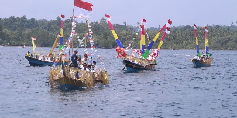 Perahu yang dihias meramaikan Festival Mtu Mya yang dipusatkan Pantai Barahima di Halmahera Tengah digelar sukses, Selasa (23/2/2021)