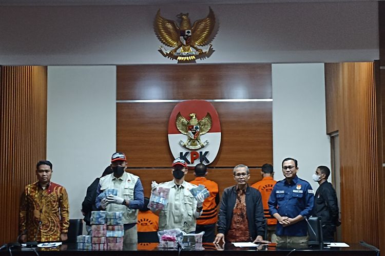 Komisi Pemberantasan Korupsi (KPK) resmi mengumumkan Bupati Kepulauan Meranti, Riau, Muhammad Adil sebagai tersangka dugaan korupsi penerimaan fee jasa travel umroh hingga menyuap pemeriksa BPK, Jumat (7/4/2023).