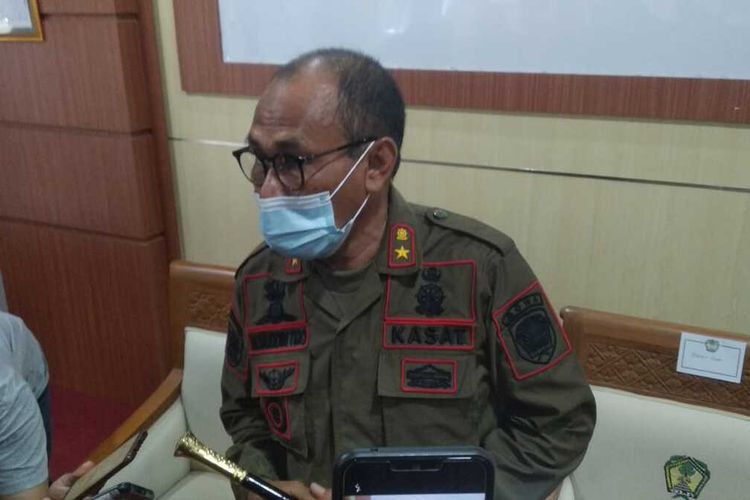 Kepala Satuan Polisi Pamong Praja membeberkan bahwa korban tidak hamil berdasarkan informasi pesan singkat yang diterimanua saat menggelar konferensi pers terkait penganiayaan terhadap wanita hamil yang dilakukan oleh oknum Satpol PP saat menggelar razia PPKM. Kamis, (15/7/2021).