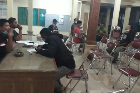 Keluarga Korban Bus Pariwisata yang Tabrak Tebing di Imogiri Bantul Menangis dan Berkumpul Menunggu Kabar di Balai Desa Mranggen Sukoharjo