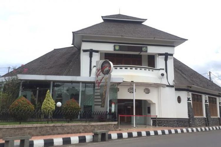 Dulunya salah satu bangunan Gedung Kembar ini adalah toko sepatu terbesar di Purwakarta, namanya &ldquo;Janam&rdquo; milik keturunan Tionghoa. Gedung satunya lagi merupakan toko kamera milik Jepang. 