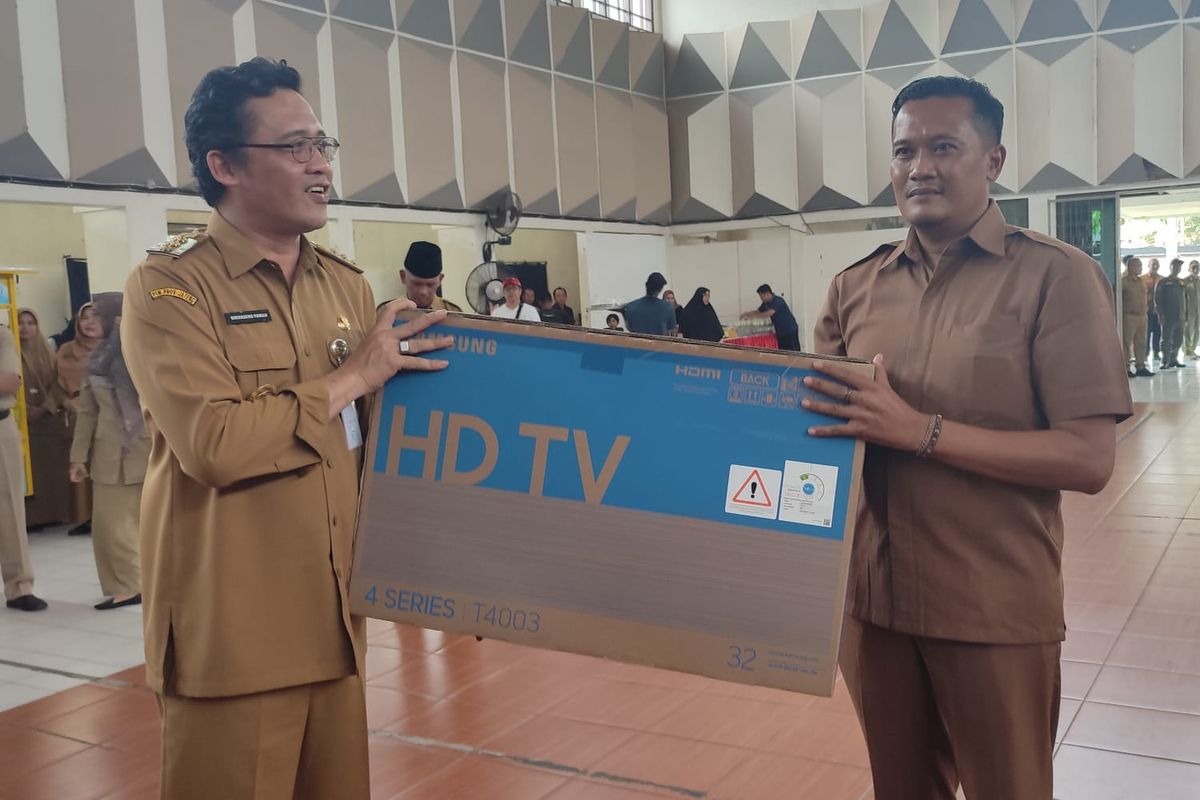 Hadiah TV dan Mesin Cuci bagi ASN Pemkab Magelang yang Hadir Paling Pagi Usai Libur Lebaran...