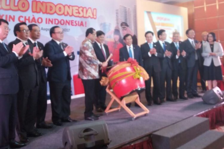Menteri Perhubungan Budi Karya Sumadi Bersama Direksi VietJet Air Meresmikan rute penerbangan Jakarta-Ho Chi Minh City