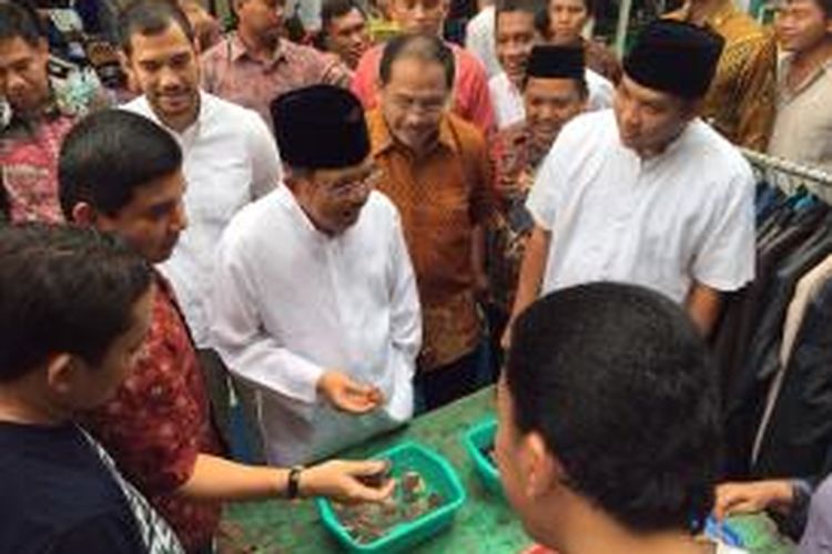 Wakil Presiden Jusuf Kalla sempat melihat-lihat batu akik saat shalat Jumat di Masjid Sunda Kelapa di Jakarta, Jumat (3/4/2015)