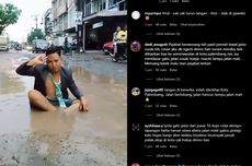 Protes, Pria Berjas dan Berdasi di Palembang Mandi di Kubangan Jalan Rusak