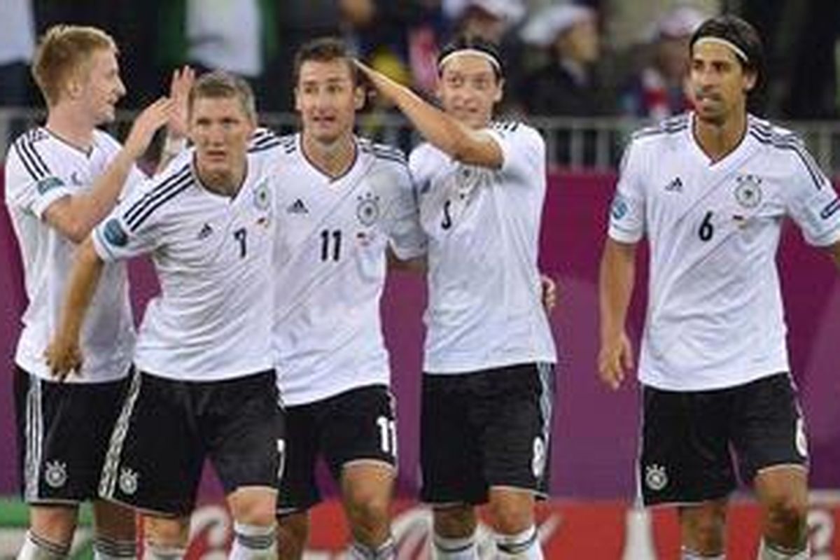 Para pemain Jerman merayakan gol bomber Miroslav Klose (tengah) ke gawang Yunani di laga perempat final di Stadion Gdansk Arena, Jumat (22/6/2012). 
