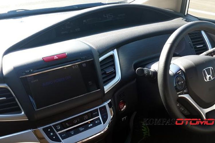 Dashboard Honda Jade RS, panel meter digital, dilengkapi tombol pada setir. Nuansanya cukup mewah.