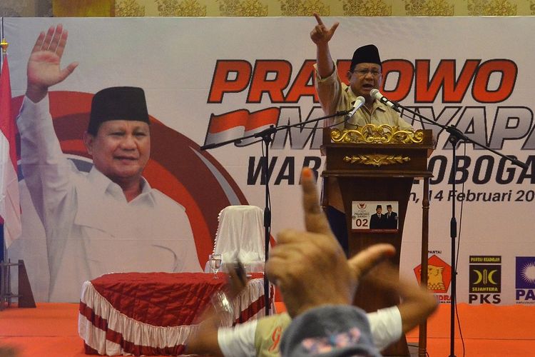 Capres nomor urut 02 Prabowo Subianto menyampaikan sambutan saat kunjungan di Grobogan, Jawa Tengah, Kamis (14/2/2019). Prabowo mengajak kepada pendukungnya untuk menggunakan hak pilihnya sebagai bentuk demokrasi dan mengawal jalannya pemungutan suara pada pemilu 17 April 2019 mendatang. ANTARA FOTO/Yusuf Nugroho/foc.