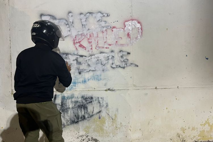 Petugas Satpol PP Kota Pasuruan Pasuruan mulai membersihkan grafiti bertema provokasi  Police Killed People, Senin (08/09/2025) 