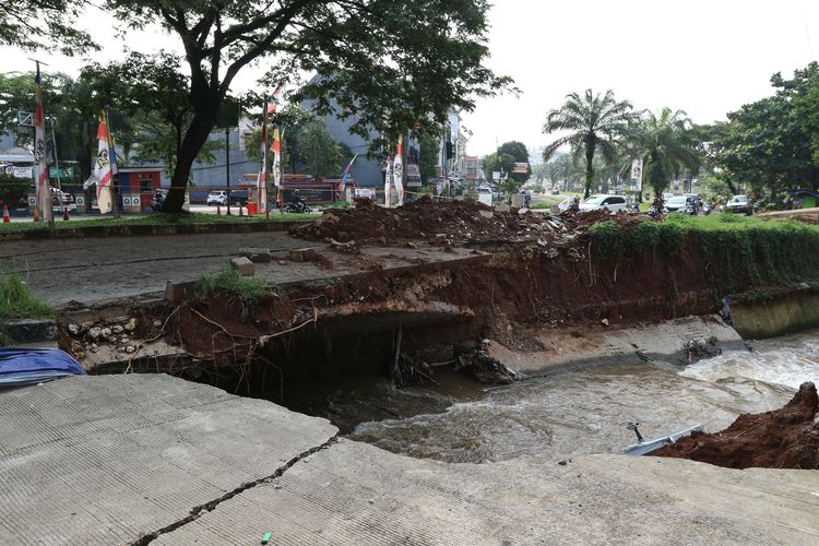 Jalan ambles di Jalan GDC Depok, Jumat (7/5/2021). Hingga kini tidak terlihat perbaikan jalan ini.