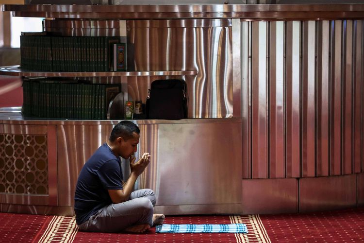 Umat Islam melaksanakan shalat di Masjid Istiqlal, Jakarta Pusat, Senin (11/4/2022). Membaca Al Quran (tadarus) dilakukan umat Islam untuk meningkatkan ibadah selama bulan suci Ramadhan.