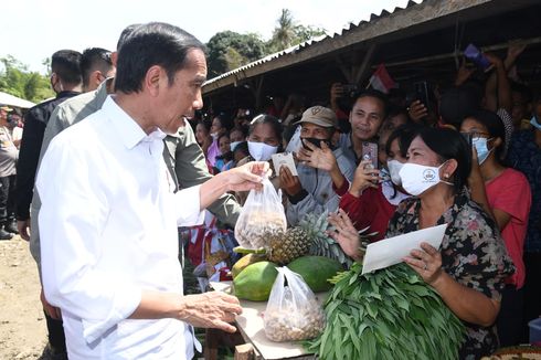 Temui Pedagang di Pasar Alasa Nias, Jokowi Belanja Cabai hingga Pisang