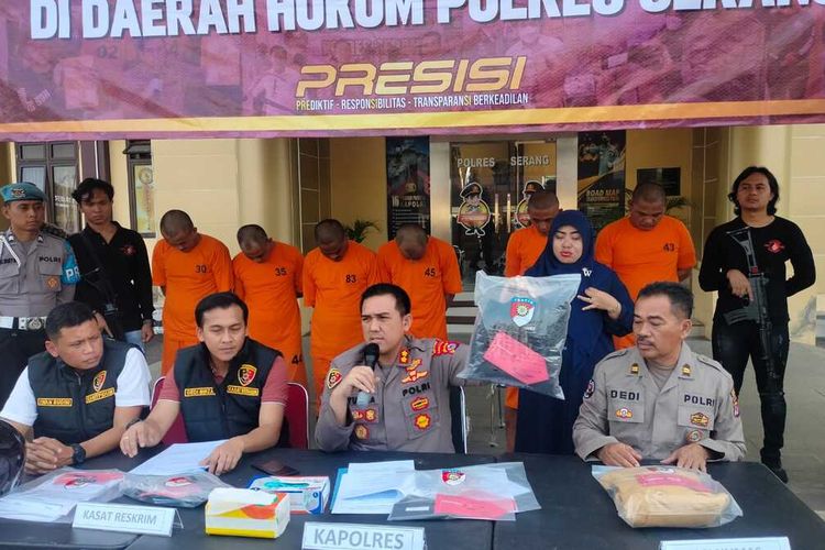 Polisi menampilkan pelaku begal dan penadah di Mapolres Serang. Selasa (9/5/2023). Pelaku perampasan beraksi dengan mengaku sebagai debt collector perusahaan leasing.